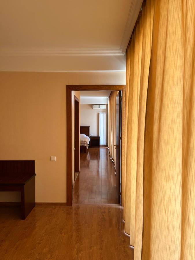 Bagrati 1003 Hotel Кутаиси Екстериор снимка